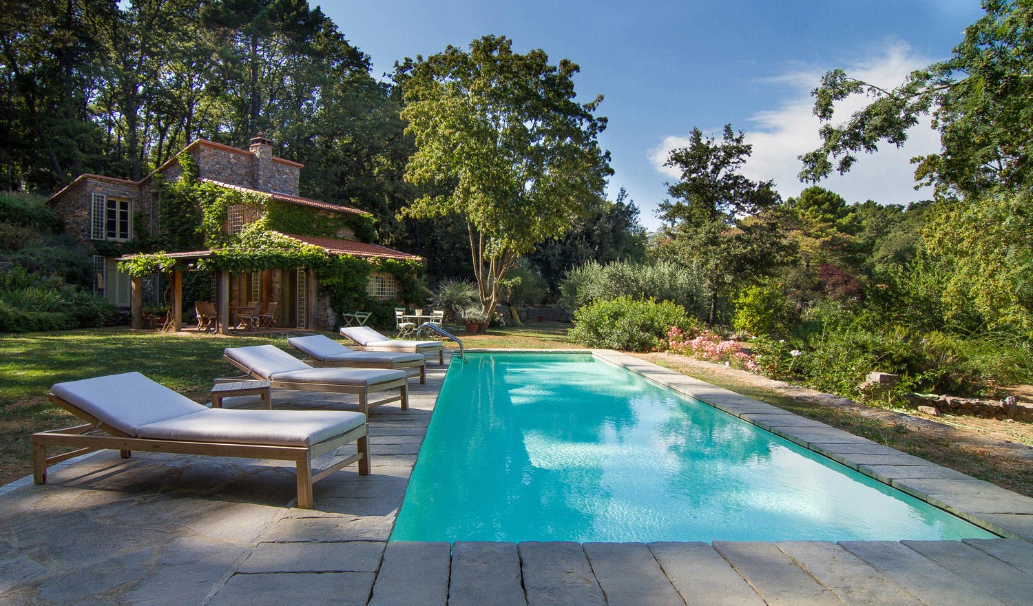 Piscine interrate, leggi la nostra guida e scegli il materiale migliore! Costruire una piscina costi