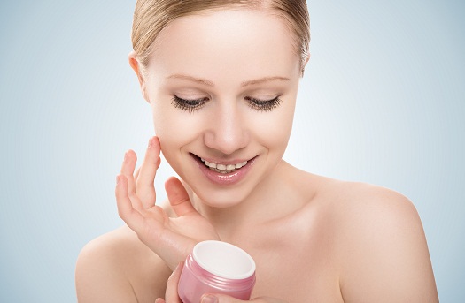 applicare la crema sul viso