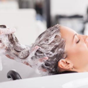capelli mentre vengono lavati marche di shampoo