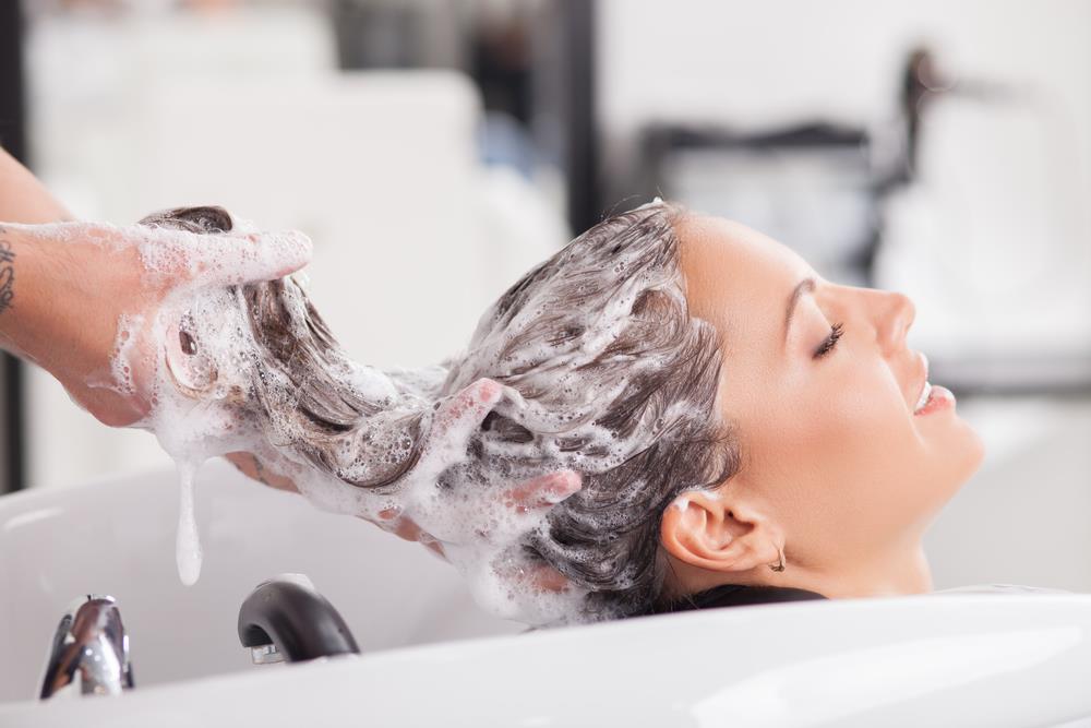 capelli mentre vengono lavati marche di shampoo