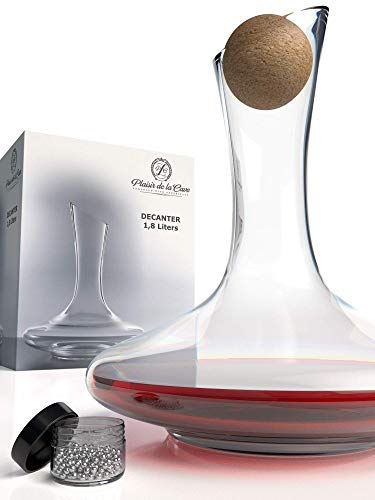 Decanter per Vino con Accessori (Tappo di Sughero + Perlina Pulizia) - Caraffa di Cristallo 100% senza Piombo - Aeratore Decantatore per Rosso - Regalo Casa Nuova e Compleanno