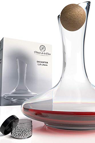 Decanter per Vino con Accessori (Tappo di Sughero + Perlina Pulizia) - Caraffa di Cristallo 100% senza Piombo - Aeratore Decantatore per Rosso - Regalo Casa Nuova e Compleanno