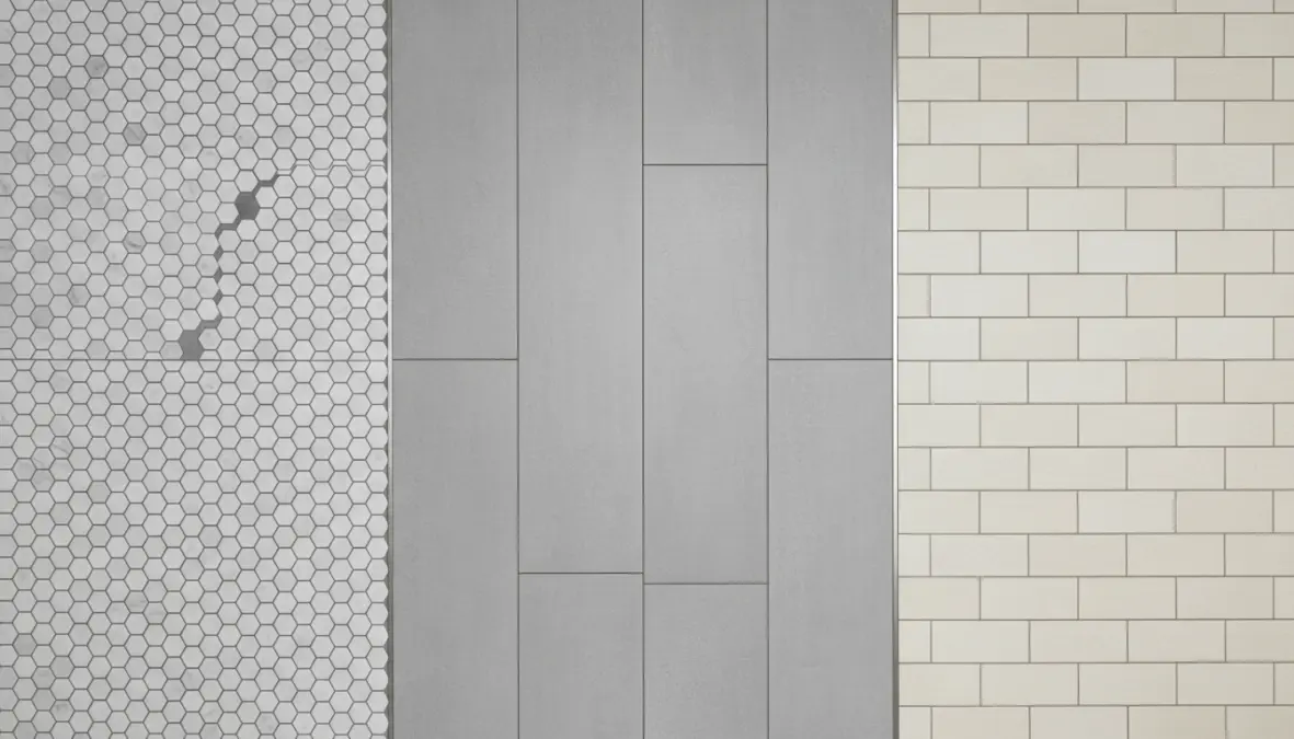 Diversi formati di piastrelle bagno da piccolo mosaico a grandi formati