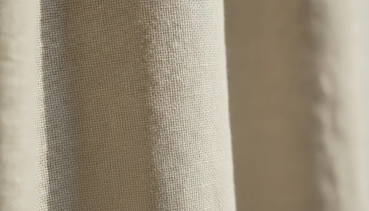 Dettaglio texture tessuto naturale traspirante lino per pantaloni estivi